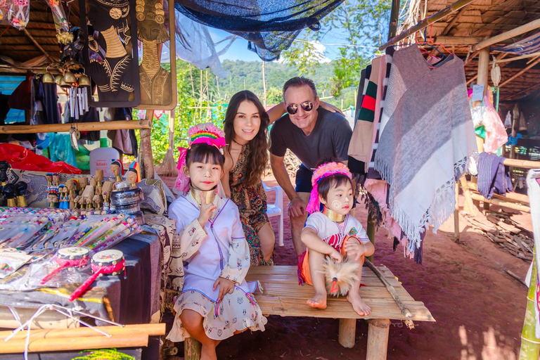 Excursión a los templos rojo, azul y blanco y a las aguas termales desde Chaing MaiTemplos rojos, azules y blancos y viaje a aguas termales desde Chaing Mai