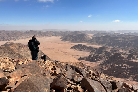 瓦迪拉姆：本地导游带您徒步前往杰贝尔乌姆达米瓦迪拉姆：本地导游带你徒步前往杰贝尔乌姆达米