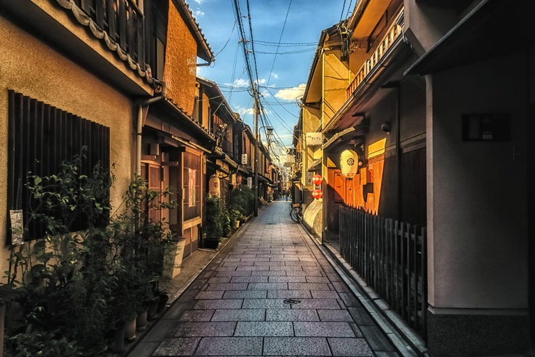 Kyoto: Gion Night Walk of Daily Life & Geisha Culture