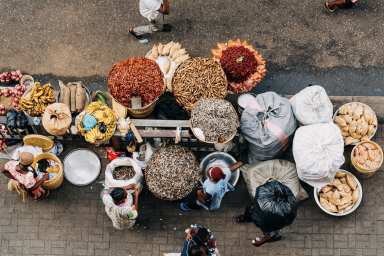 Makola Market Walking Tour: Fun, Snacks & Souvenir