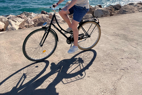 Aventura ciclista junto a la playa: Vuelta a Atenas con parada para nadar