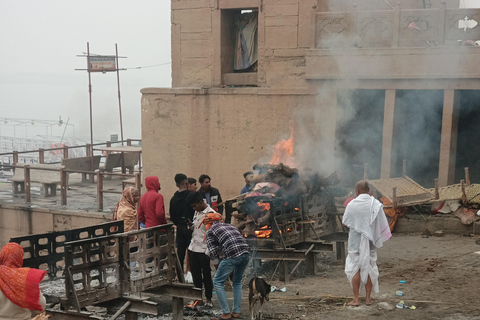 Visite spirituelle de Kashi : Manikarnika Ghat et immersion culturelle.