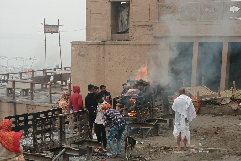 Kashi Spirituelle Tour: Manikarnika Ghat & Kulturelles Eintauchen.