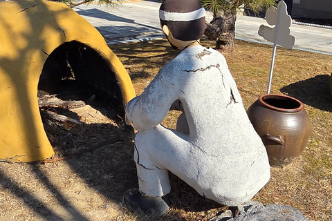 Ulsan: Bangudae Petroglyphs, Onggi Village & Park Tour