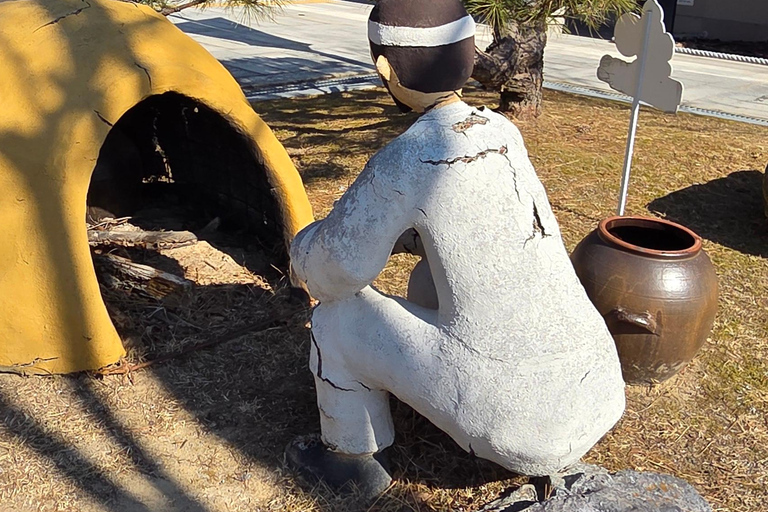 Ulsan: Bangudae Petroglyphs, Onggi Village & Park Tour