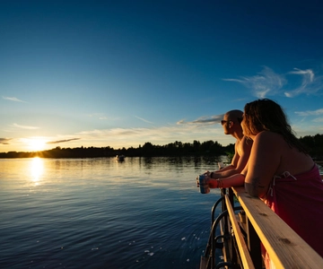 Rovaniemi: Meio dia ou noite numa sauna flutuante, banho e churrasco