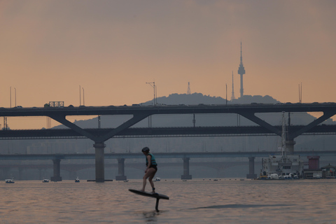 Seoul: Efoil Experience in Han River E-foiling experience