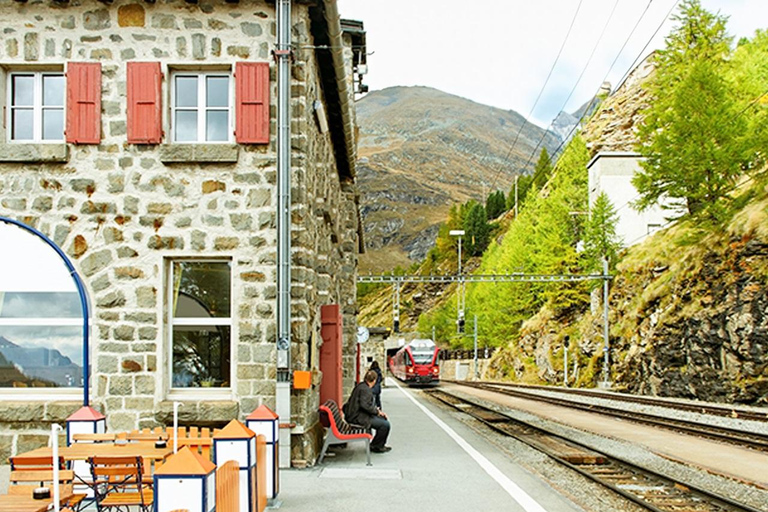 Depuis Milan : Excursion d'une journée à St Moritz et dans les Alpes avec le train rouge de la Bernina