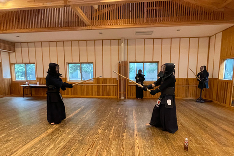 Tokyo: Japanese Kendo Experience with High-Ranked Instructor Let's experience kendo, a traditional Japanese martial art!