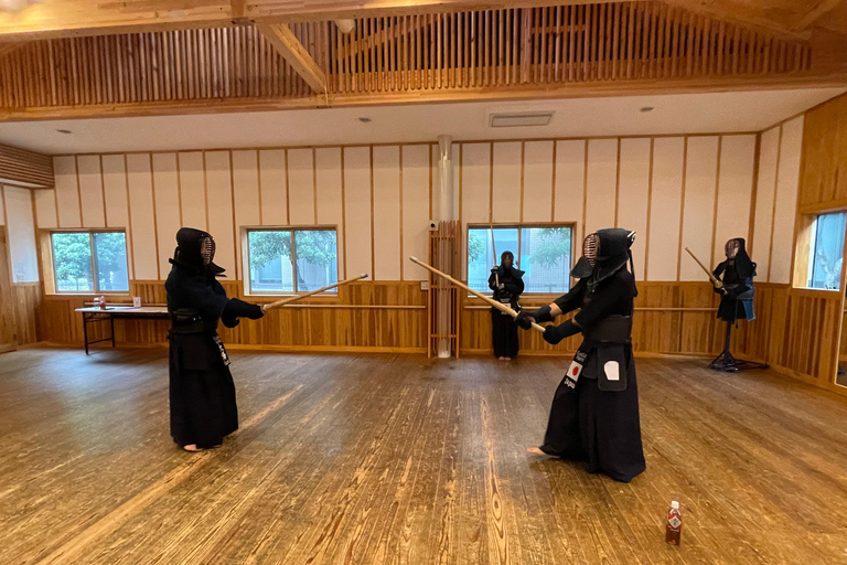Tokyo: Japanese Kendo Experience with High-Ranked Instructor Let's experience kendo, a traditional Japanese martial art!