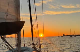 Lissabon: Bootstour bei Sonnenuntergang oder tagsüber mit Geschichte und Wein
