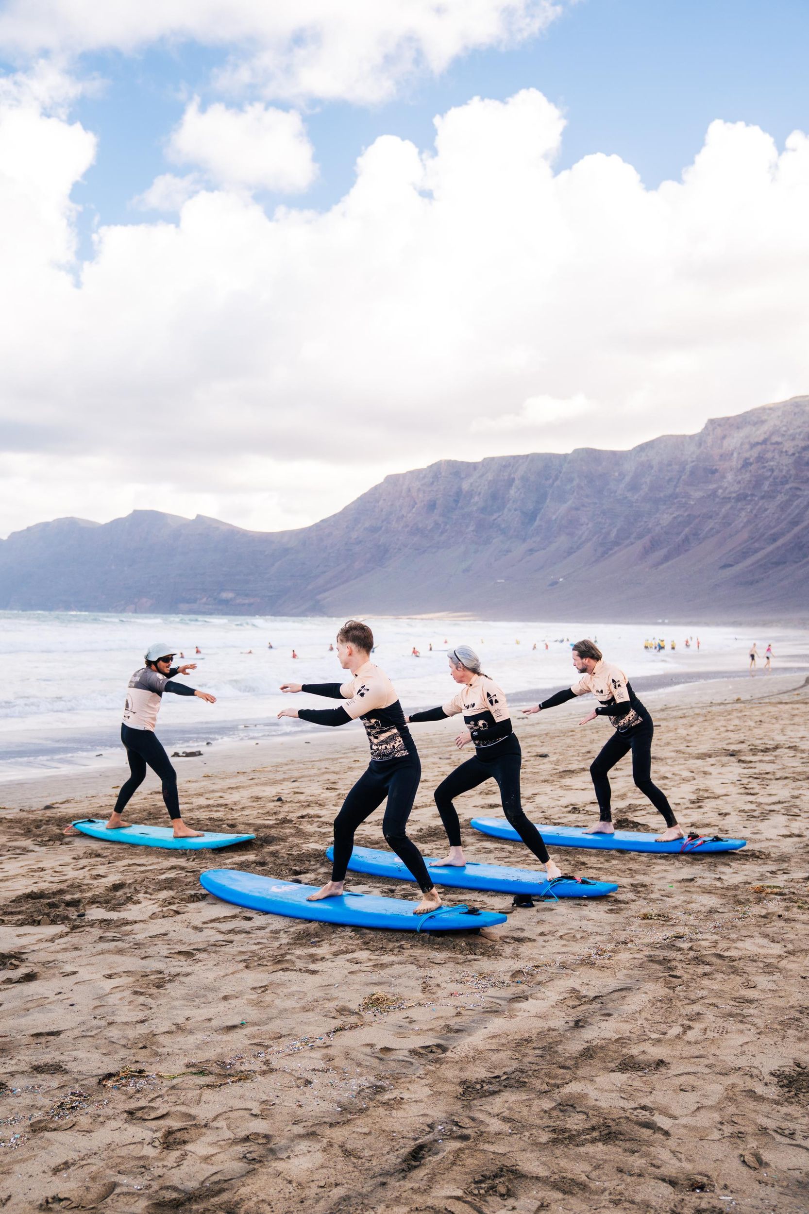 Gruppensurfkurse auf Lanzarote, lerne mit einem Team vor Ort