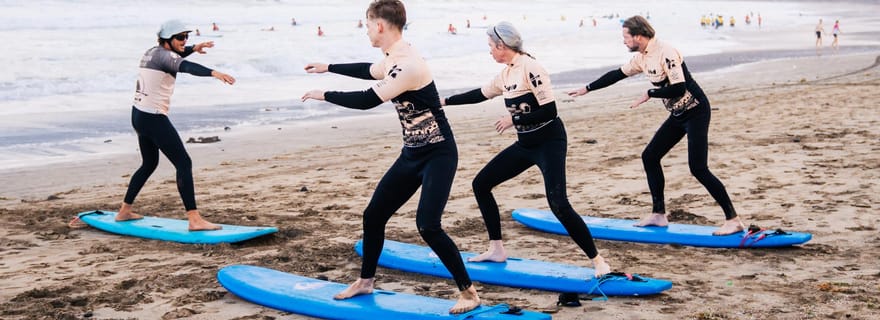 Cours de Surf en Groupe à Lanzarote, apprenez avec une equipe Locale