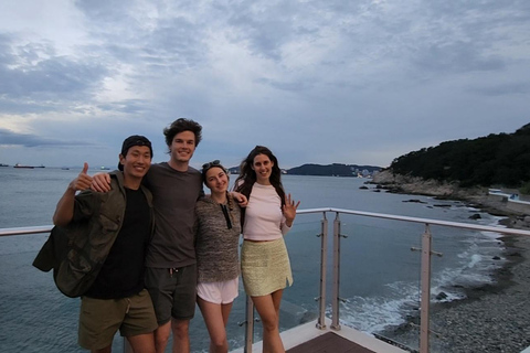 Randonner et boire dans la ville côtière