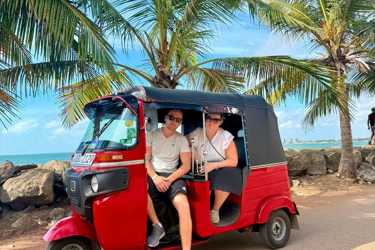 Negombo: Private Tuk-Tuk Tour –Temples, Markets & Local Life