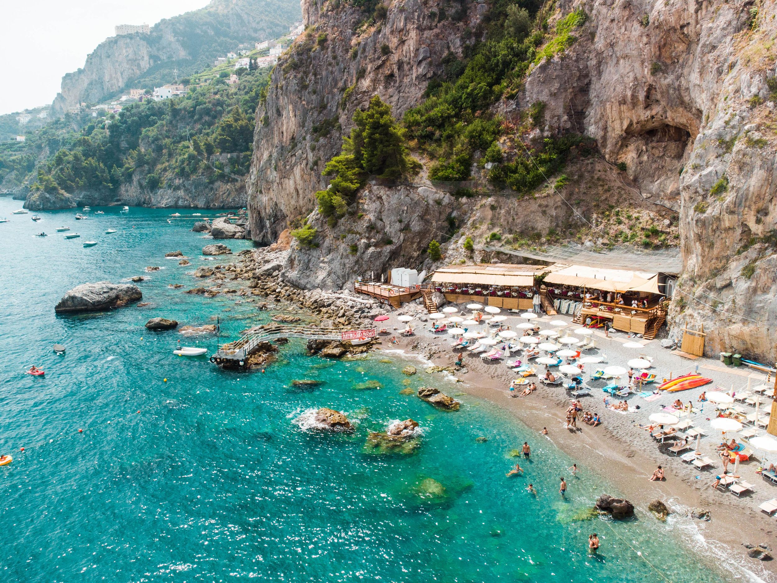 Amalfi: Lido degli Artisti – Beach Club mit Liegestuhl, Sonnenschirm und Prosecco