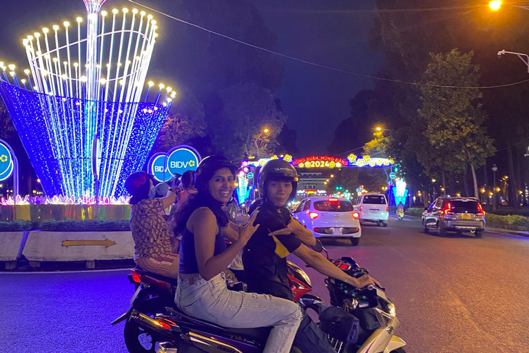 Tour panoramico privato di Saigon in scooter - Tour serale su richiesta