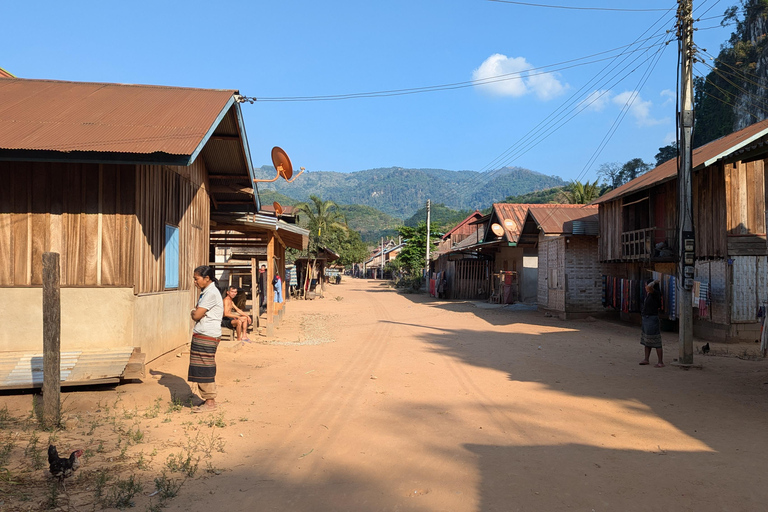 Z Luang Prabang do Nong Khiaw: Rejs po rzece, wędrówka i wodospad