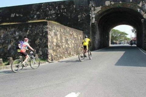 "Exploración Urbana de Galle: Aventura en bicicleta por el fuerte y la ciudad"