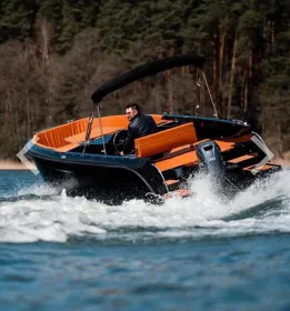 Comer See: Bootsfahrt mit einem eleganten schwarzen Boot