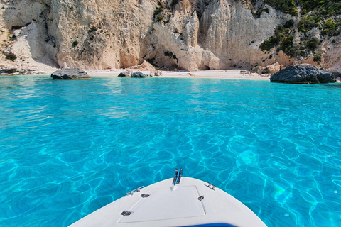 Tsilivi: Noleggio di una giornata intera in barca per il naufragio e le grotte blu