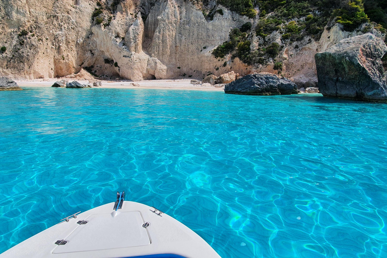 Tsilivi: Ganztägige Bootsfahrt zum Schiffswrack und den Blauen Höhlen