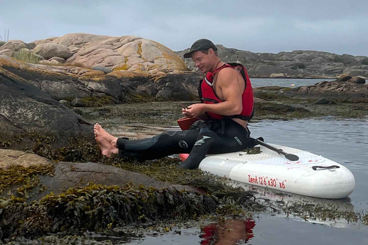 Fjällbacka: Seaweed Picking and SUP Paddling Tour
