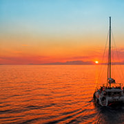 Rhodos: Katamaran-Kreuzfahrt bei Sonnenuntergang mit Dinner-Buffet und Getränken