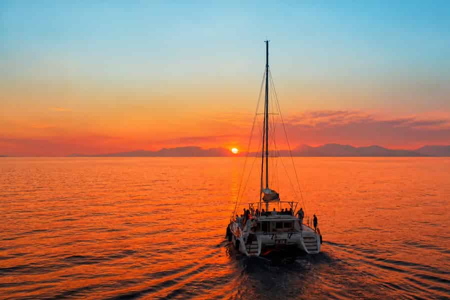 Rhodos: Katamaran-Kreuzfahrt bei Sonnenuntergang mit Dinner-Buffet und Getränken. Foto: GetYourGuide