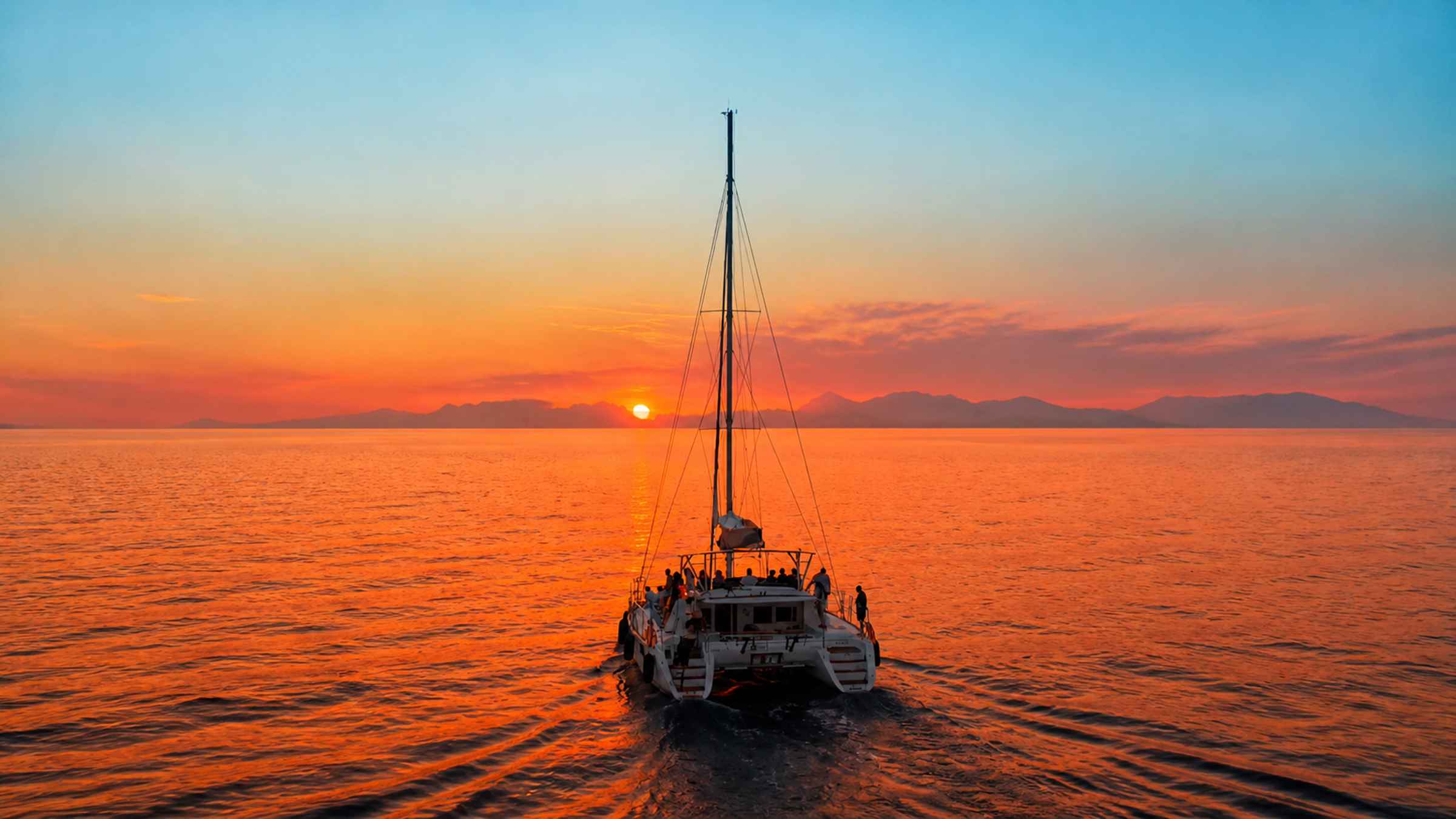 Rodes: Cruzeiro de catamarã ao pôr do sol com buffet de jantar e bebidas