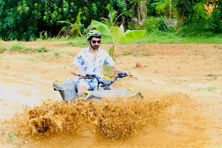 Phuket/Phang Nga: Excursión en quad, tirolina, rafting y cascada