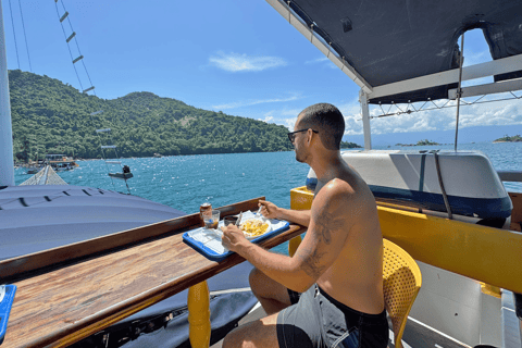 Paraty Bay: Islands & Beaches Boat Tour with Snorkeling