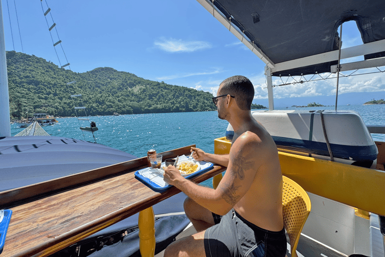 Paraty Bay: Islands & Beaches Boat Tour with Snorkeling