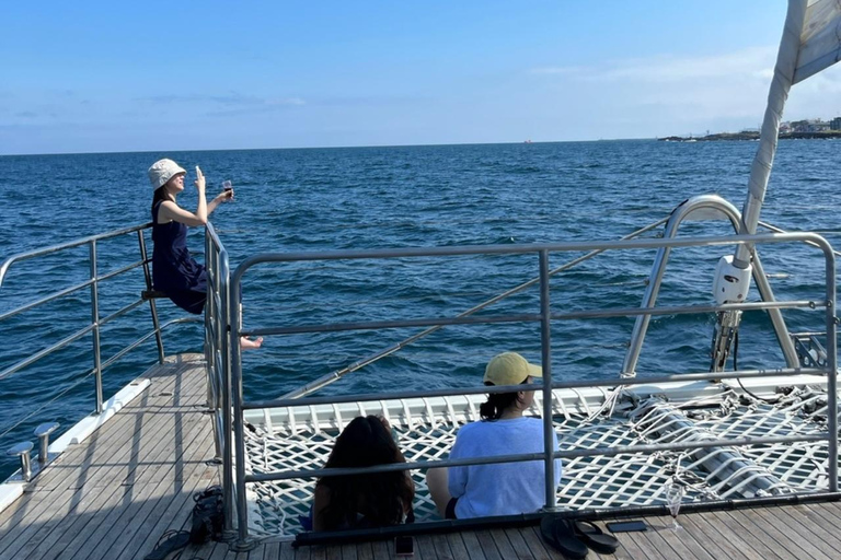 Jeju: Yacht Tour with Optional Sunset or Haenyeo Experience Sunset Tour