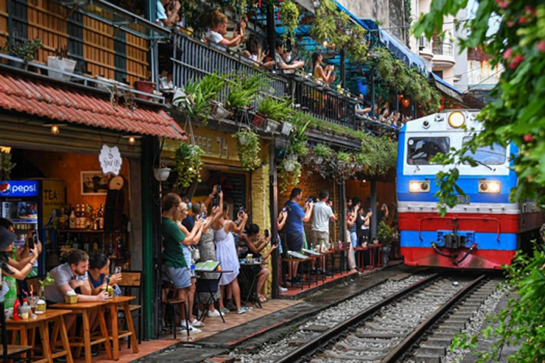 Hanói: Excursão a pé com comida de rua do Guia MichelinTour gastronómico Michelin com visita à rua do comboio