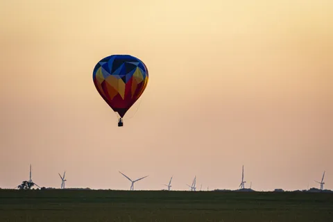 CDMX: Fly over Teotihuacan in a hot air balloon, with transfers and breakfast included.