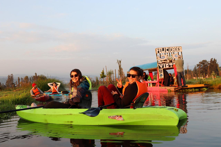 Tour in kayak a Xochimilco: campi di calendula e sapori del giorno dei mortiTour in kayak all'alba a Xochimilco