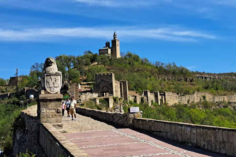 Von Sofia aus: Veliko Tarnovo und Arbanasi Tour mit Transfer. Foto: GetYourGuide Von Sofia aus: Veliko Tarnovo und Arbanasi Tour mit Transfer. Foto: GetYourGuide