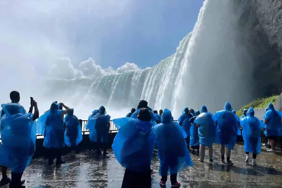 Toronto: Niagarafälle, Bootsfahrt & Reise hinter die Fälle. Foto: GetYourGuide