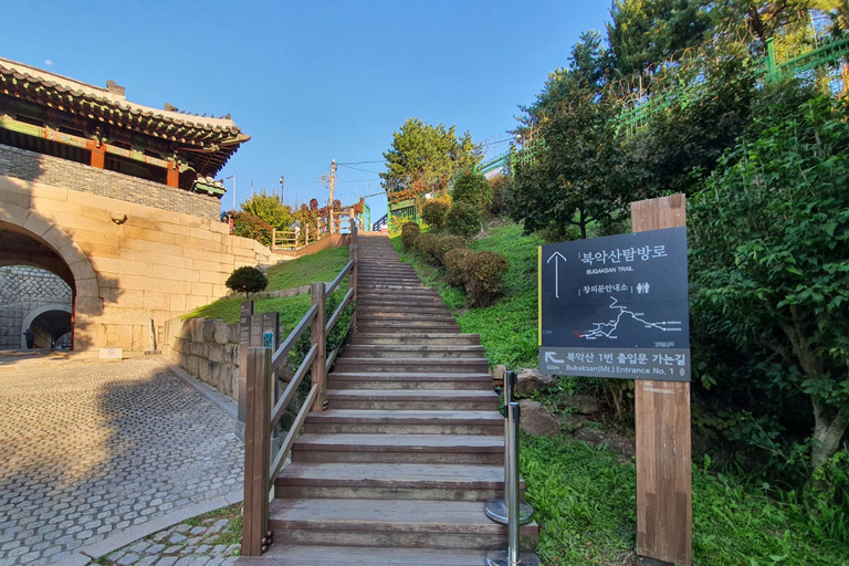 Seoul: Bukaksan Mountain Summit and History Hiking Tour Chinese Guide
