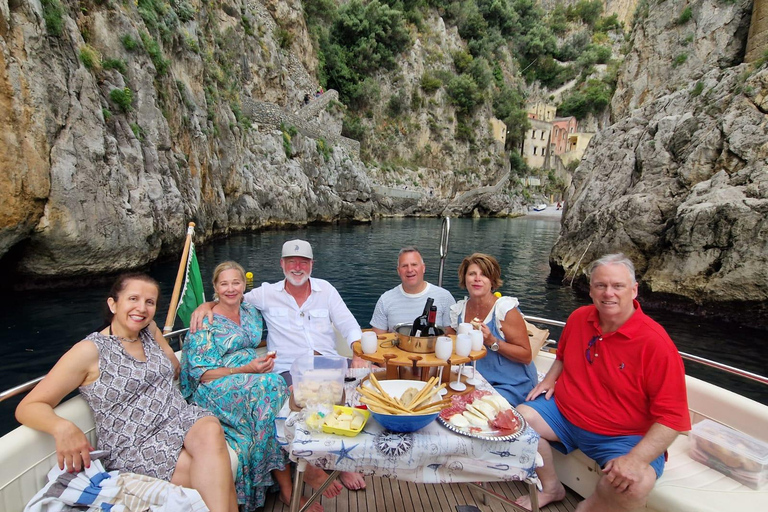 جولة بالقارب الفاخر على ساحل أمالفي من سورينتو