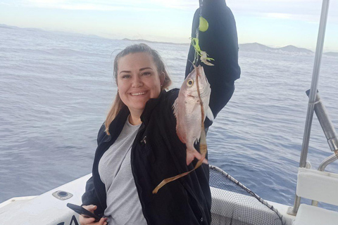 Atenas: Experiencia de pesca en barco con comida marinera