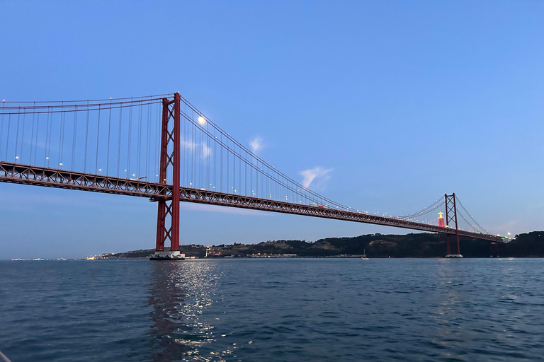 Ekskluzywny rejs o zachodzie słońca z lokalnym winem i portugalskimi przekąskamiPrywatna wycieczka dla grupy 2/3 godziny rejsem o zachodzie słońca z przekąskami i drinkiem po