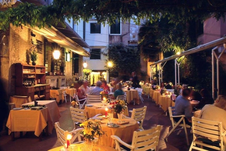 Venedig: Romantische Gondelfahrt und Abendessen für zweiPreis pro Paar : Gondel + Abendessen für 2 Personen