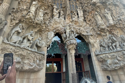 Visita guiada à Sagrada Família e experiência de navegação em Barcelona