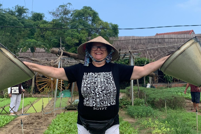 Cultivando con agricultores en la antigua aldea vegetal "Tra Que"