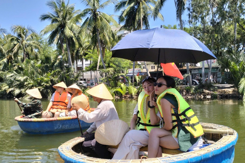 Barca di cocco a remi nel villaggio di Thanh Dong