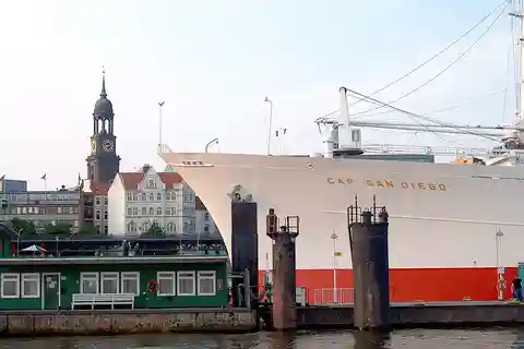Hamburg: Traditional Harbor Tour with Commentary
