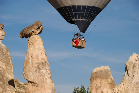 Kappadokien HotAirBalloon-flygning vid soluppgången i Fairychimneys