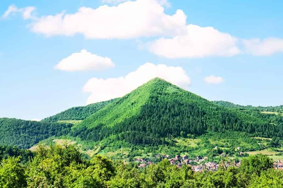 Die bosnische Pyramide: Die größte Pyramide der Welt (aus Sarajevo). Foto: GetYourGuide Die bosnische Pyramide: Die größte Pyramide der Welt (aus Sarajevo). Foto: GetYourGuide